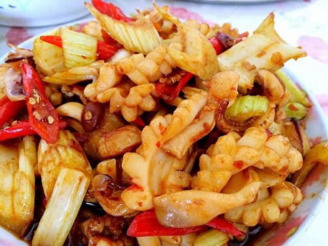  p>爆炒鱿鱼,是用鱿鱼制作的一道家常菜.