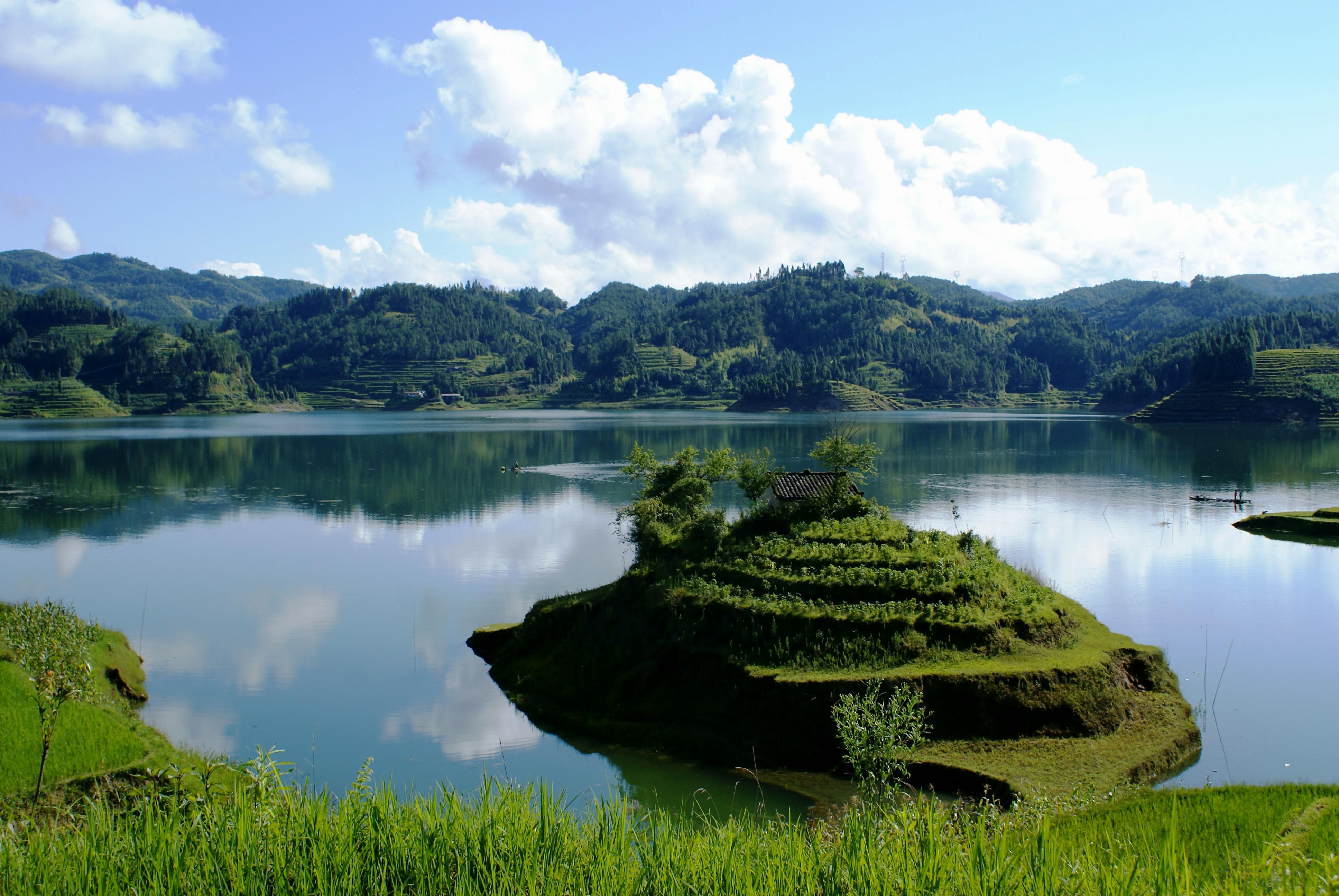  p>龙陵县位于云南省西部,地理坐标为东经98°25′～99°11′,北纬24