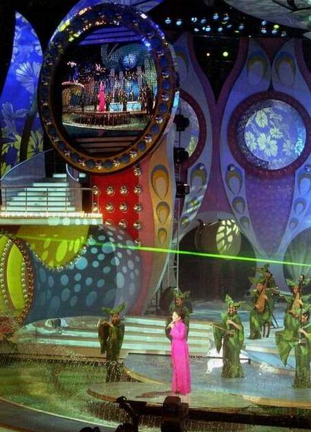 《2002年中央电视台春节联欢晚会》 i>(简称:2002年央视马年春晚) /i>