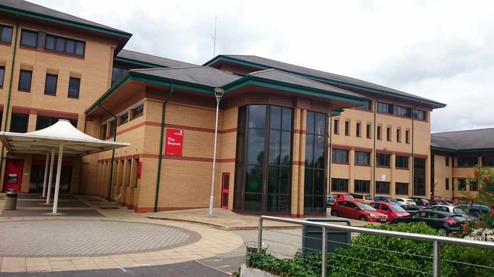 university)又译斯泰福厦大学,斯坦福郡大学,位于有英国之心称谓的 a