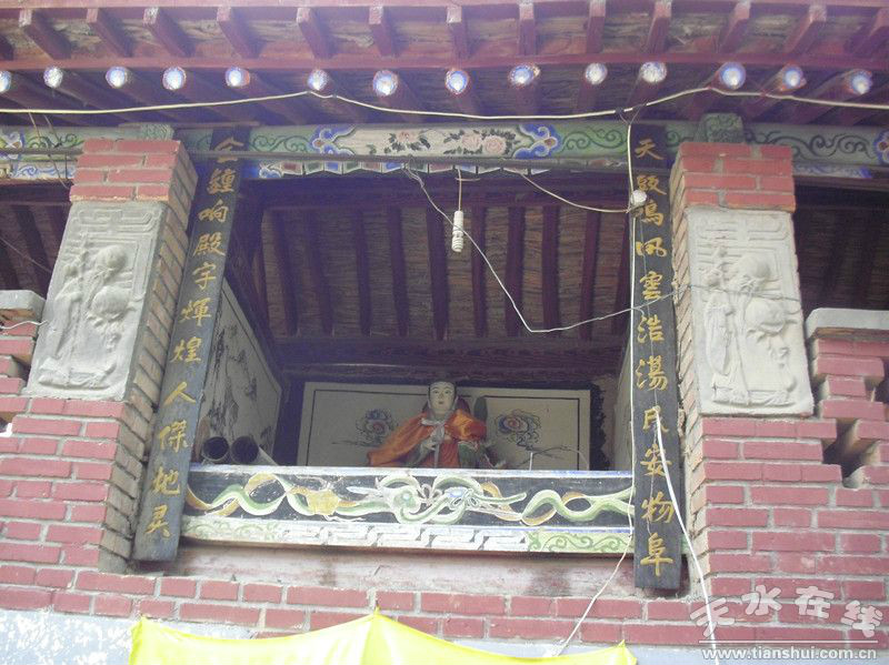  p>出天水火车站向南十多公里,在大柳树村向西进入龙槐沟五公里便是新