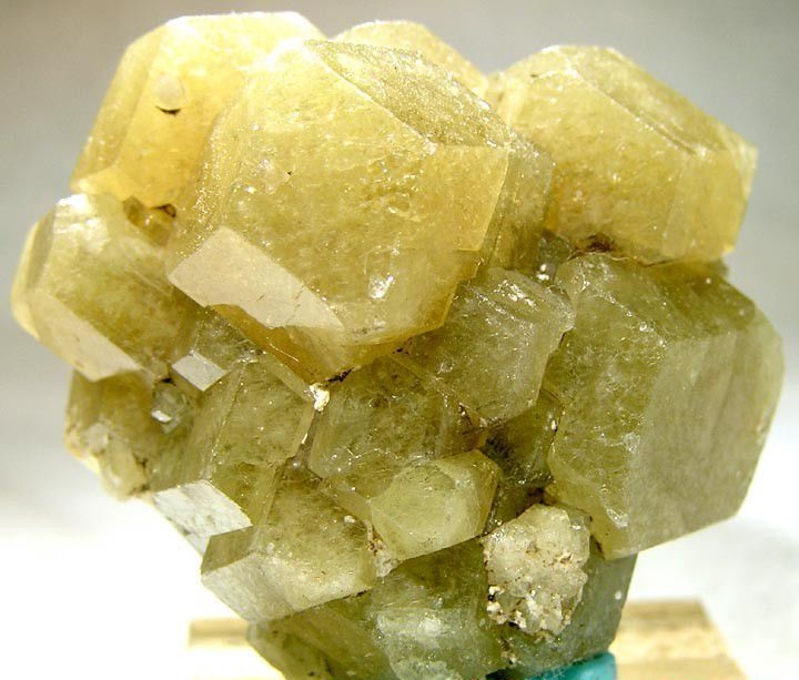  p>钙铝榴石是钙榴石类最常见的一种石榴石,颜色多种多样,主要有绿色