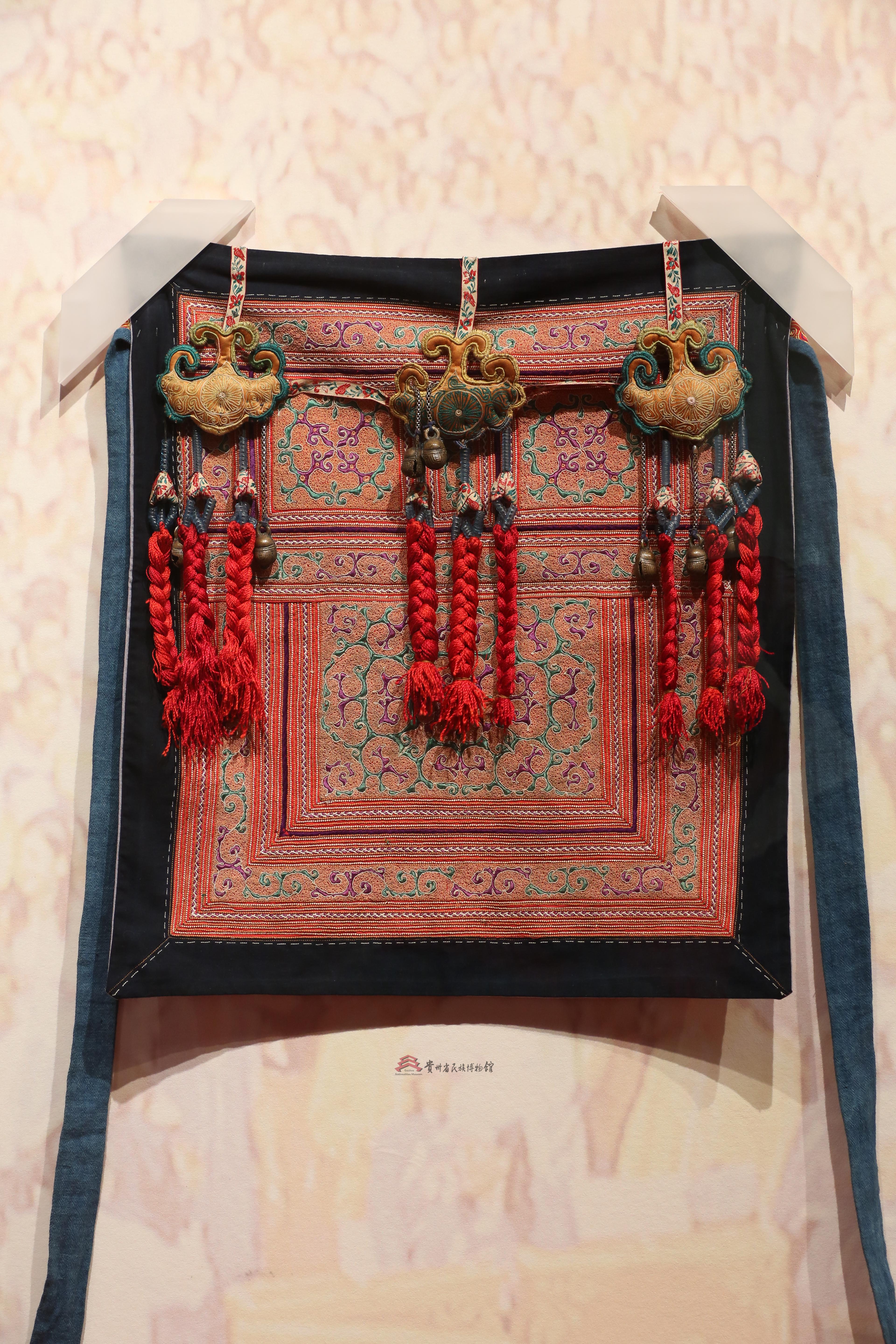 当代织金苗族缠绣卷草纹香包坠背带