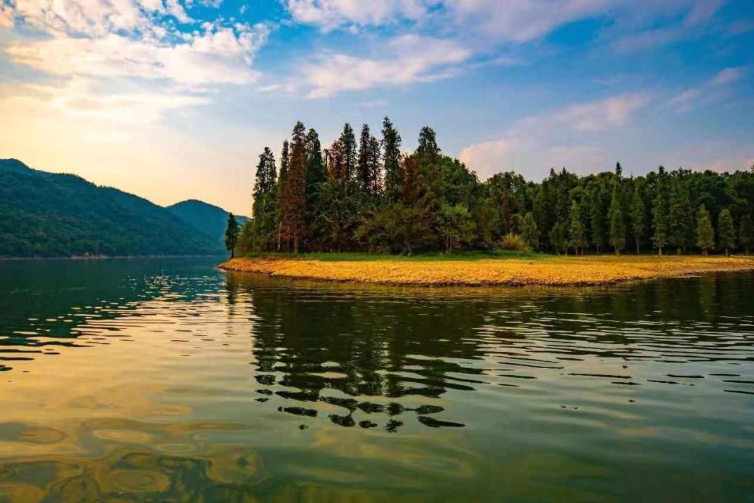 广鹿岛仙女湖位于铁山风景区内长800余米,宽