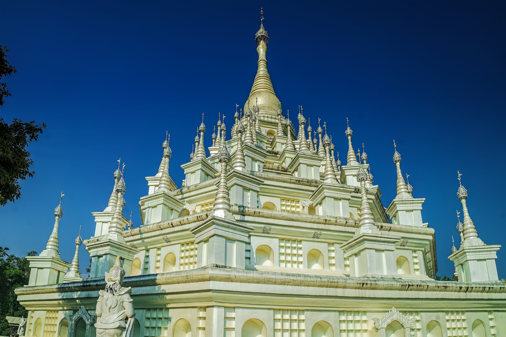  p data-id="t1iw48tujdai">勐焕银塔,位于德宏傣族景颇族自治州芒市