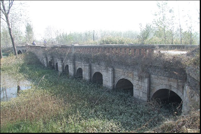  p>龙东村八拱石桥为清代所立,位于徐州市沛县龙固镇龙东村. /p>