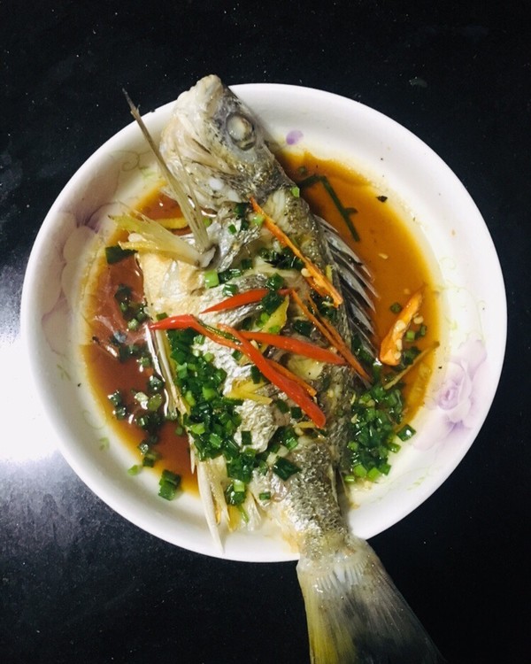  p>清蒸黄鳍鲷鱼是一道由黄鳍鲷,生抽,花生油等做成的美食. /p>