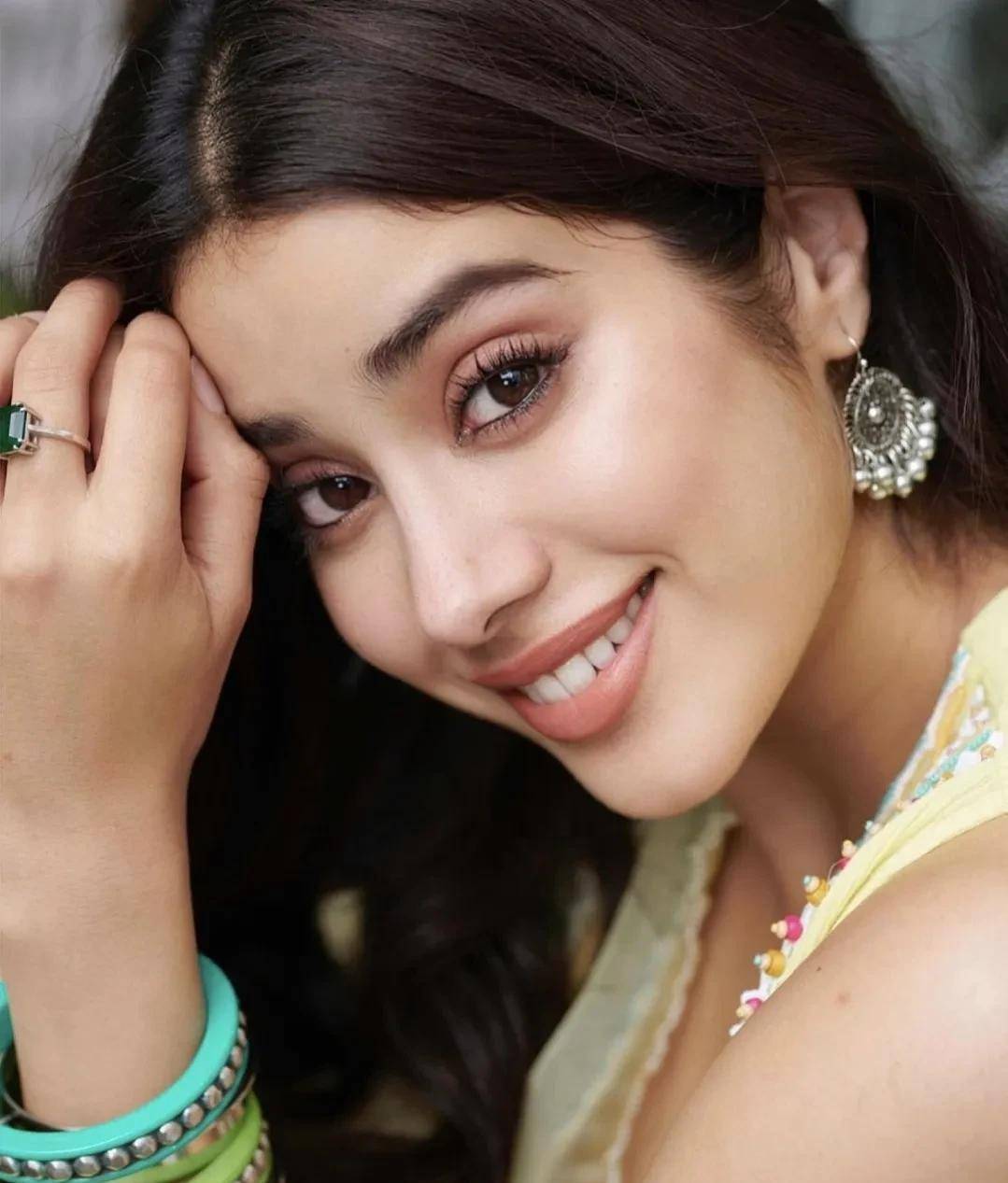  p>贾维·卡普尔(janhvi kapoor),1997年3月6日出生于印度孟买,印度女