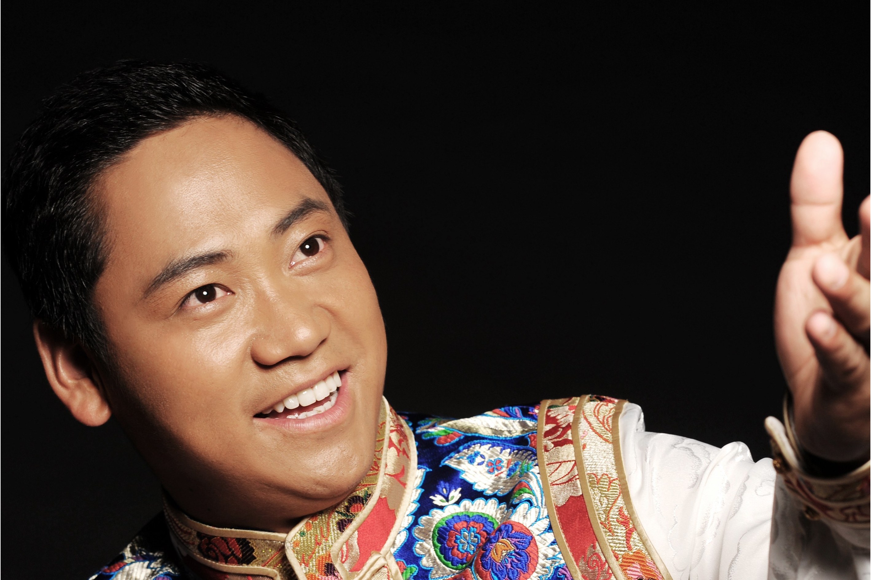 《啊父亲》是藏族青年歌唱家,中国人民解放军总政歌舞团独唱演员