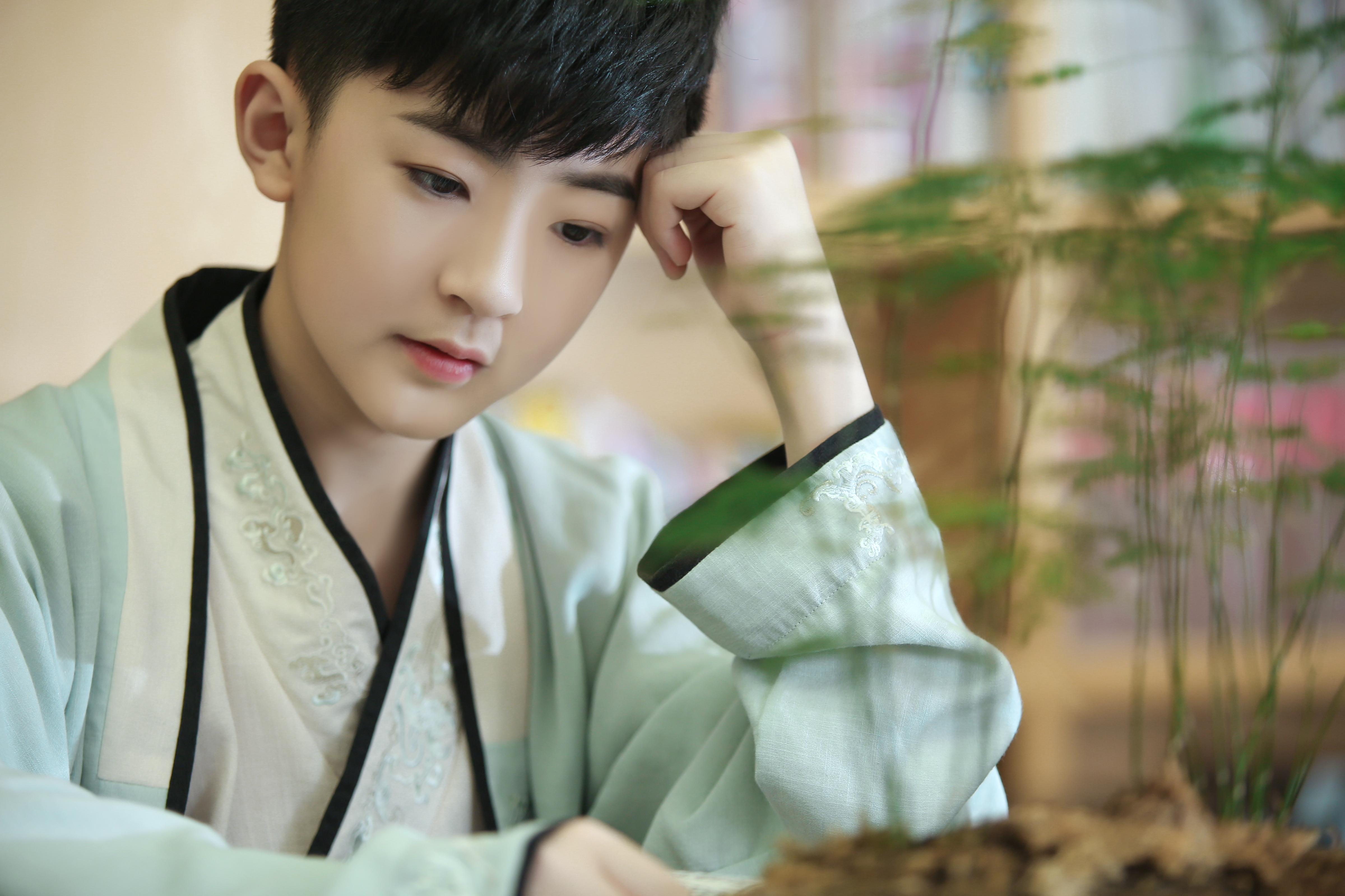  p data-id="gnx3q3oc4d">屈良元,男,屈原的第七十六代后人,曾参加