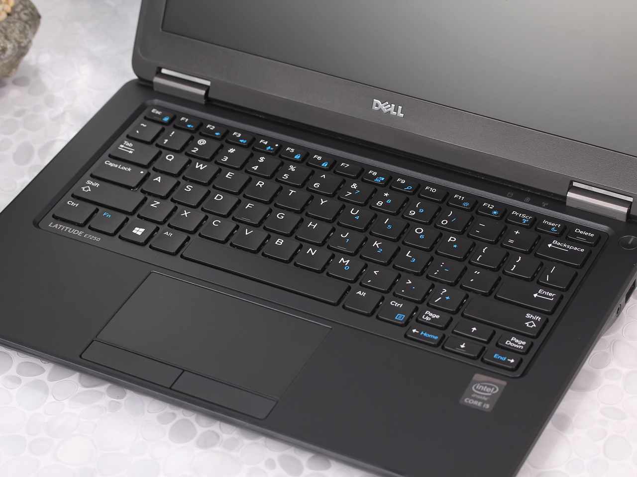 戴尔latitude 12 7000