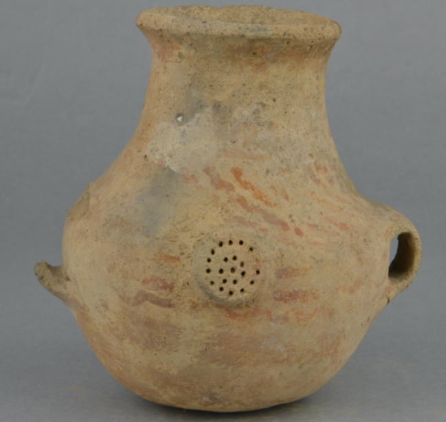  p>寺洼文化水波纹彩陶罐是青铜时代的文物,现收藏于平凉市博物馆.