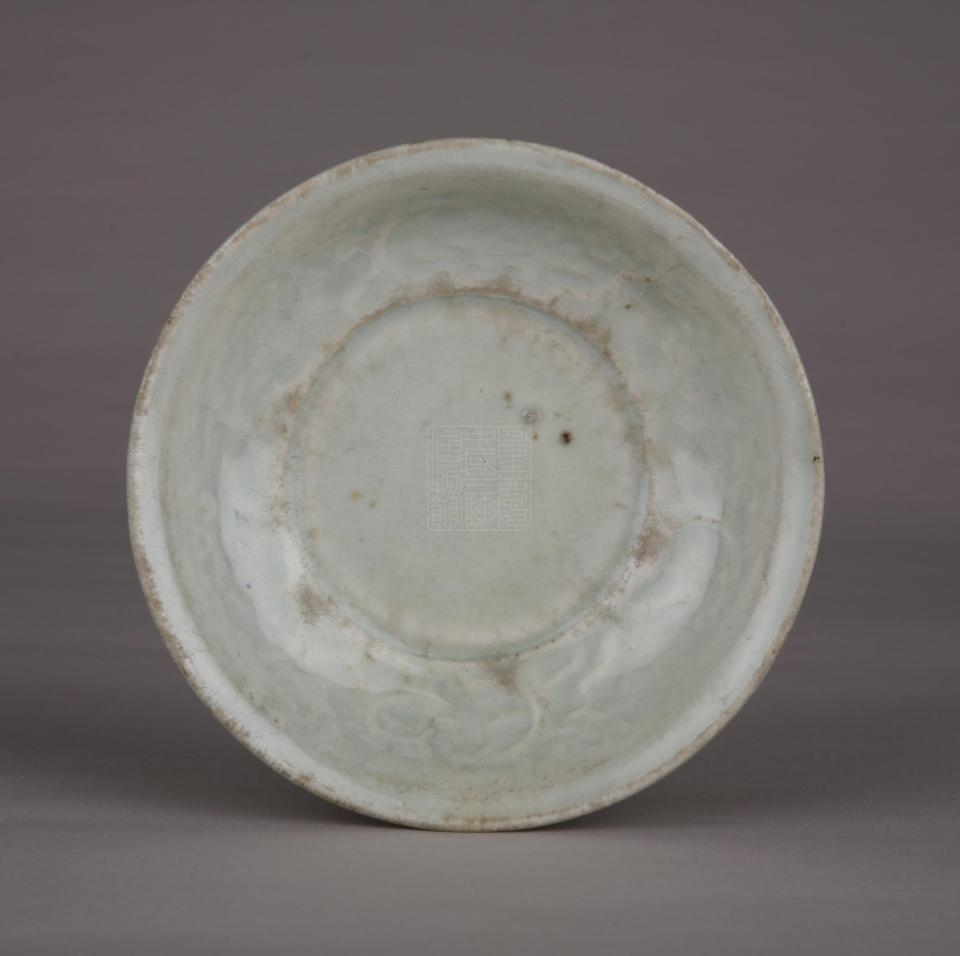  p>元青白釉印缠枝花纹瓷盘是重庆中国三峡博物馆收藏的瓷器. /p>