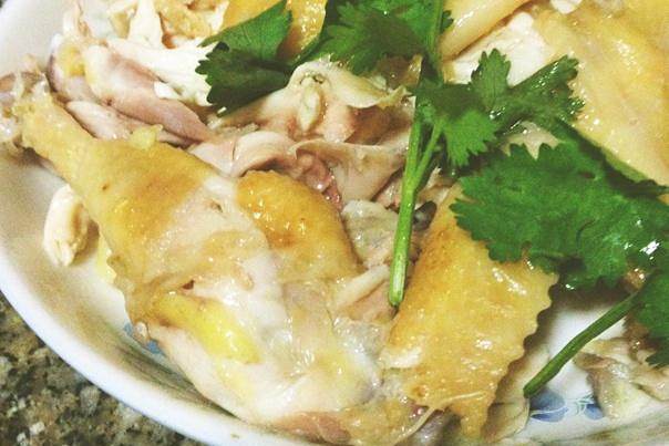  p>电饭煲沙姜鸡是一道简单的家常菜,所用材料为鸡,沙姜,白糖,盐,胡椒