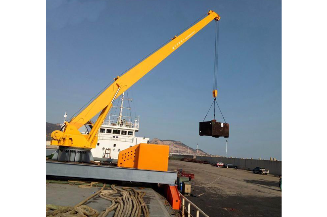  p>岸吊是一种限重30吨的码头上的吊机. /p>