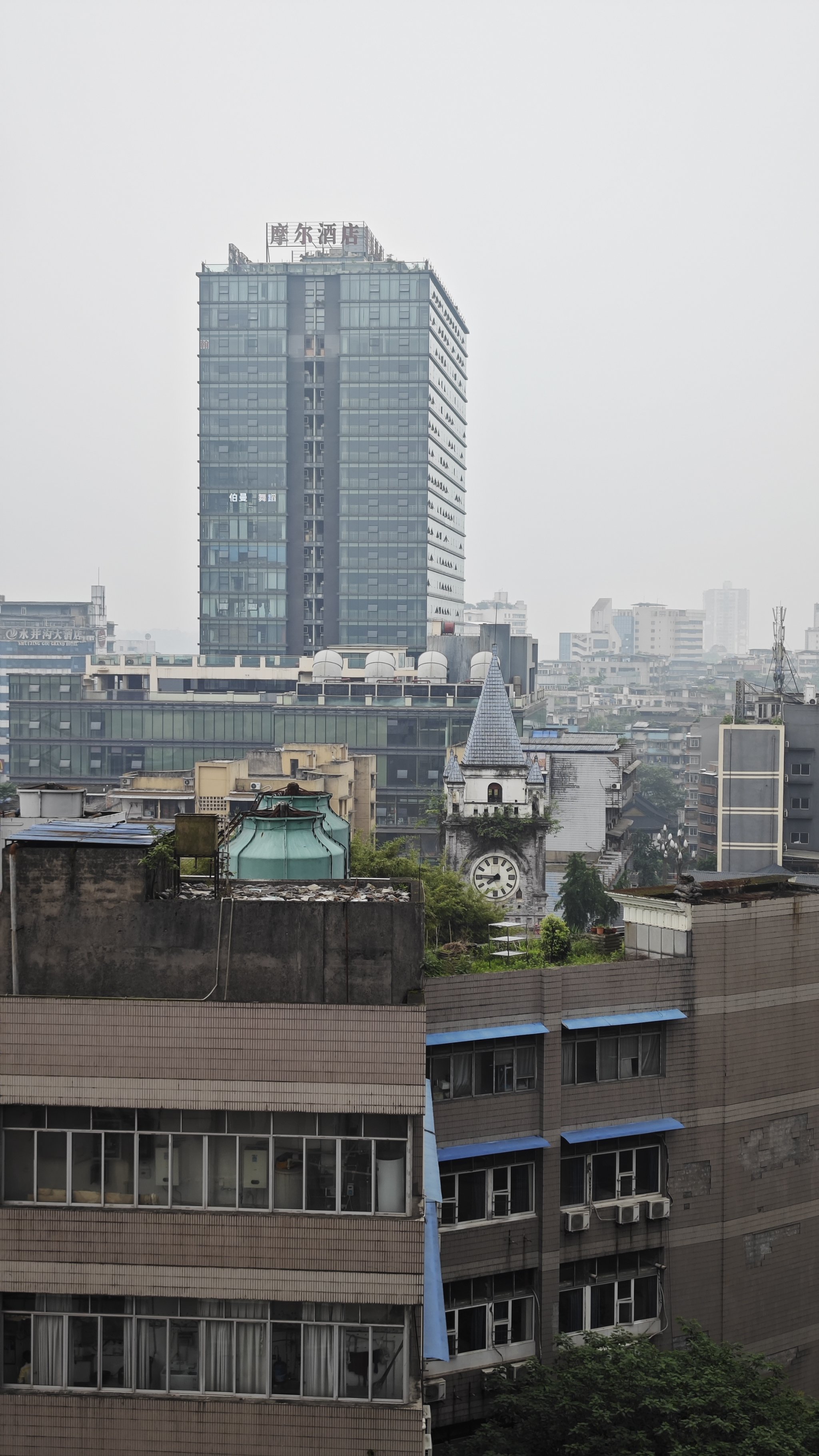 中鼓楼,位于四川省泸州市江阳区花园路8号,现建筑面积40
