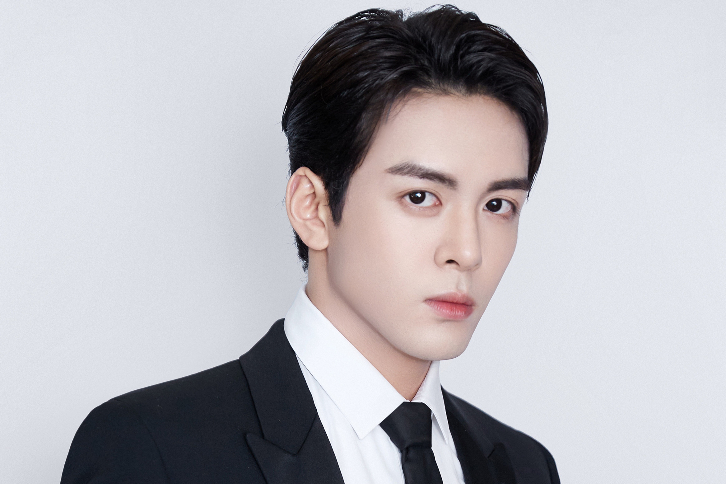 原名曾威航,1996年10月9日出生于广东省深圳市,中国内地影视男演员