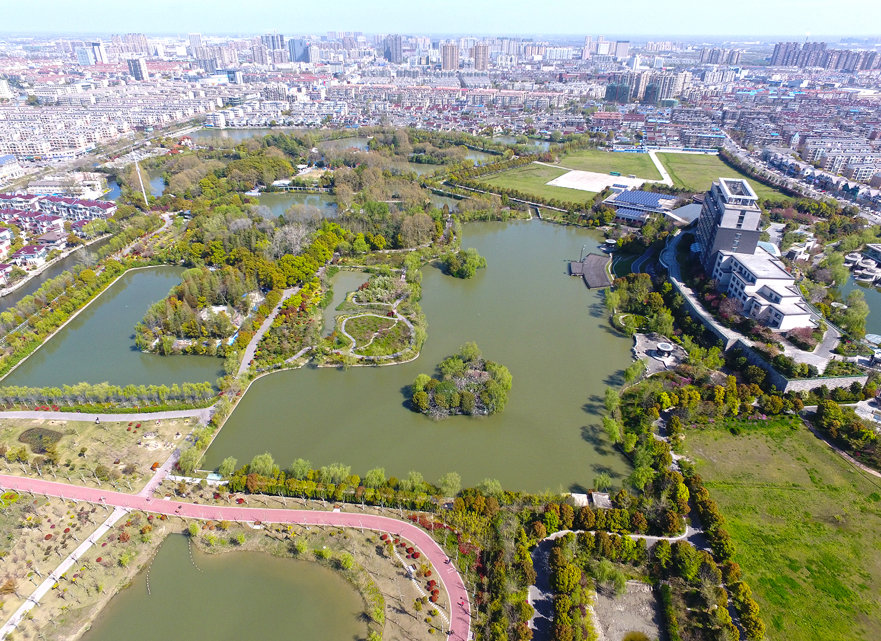  p>磊达大酒店由东台最大的企业磊达集团投资兴建,位于江苏省东台市