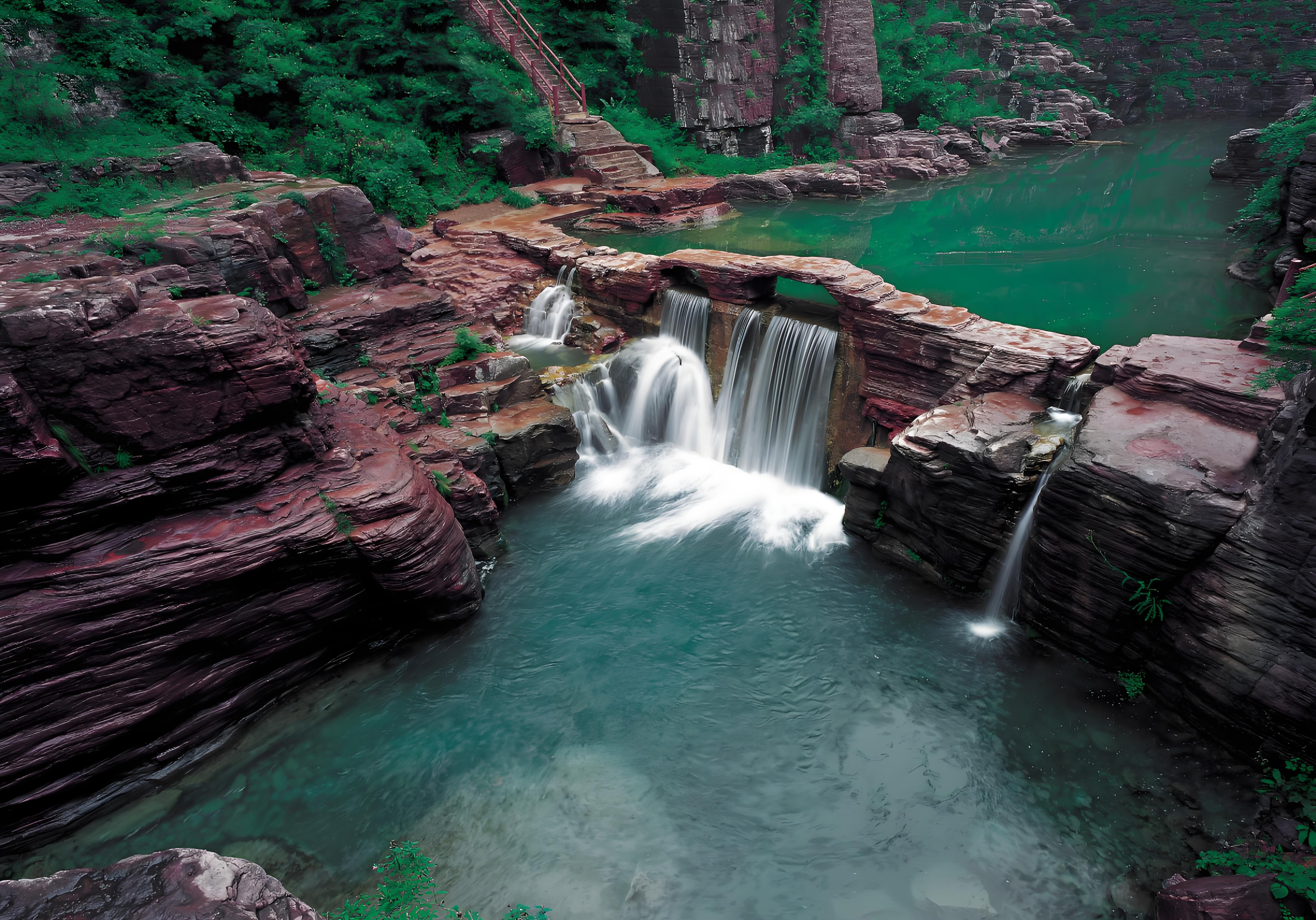 中国云台山风景区,位于贵州省施秉县北部