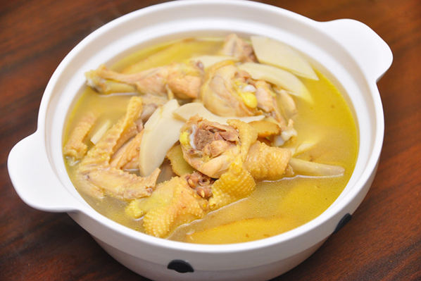  p data-id="go0q0xmbi7">麻油鸡是一道中国名肴,属于川菜.