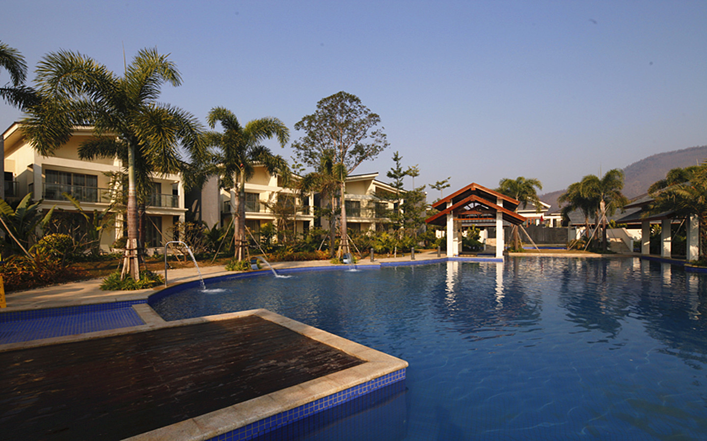  p>恩平万亩泉林度假区的特色是山湖温泉,养心胜地,建筑面积6000多