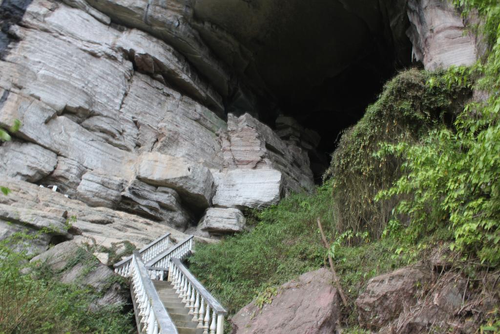  p data-id="gnytydijla">红军烈士洞位于云南省禄劝县九龙乡鲁块村的