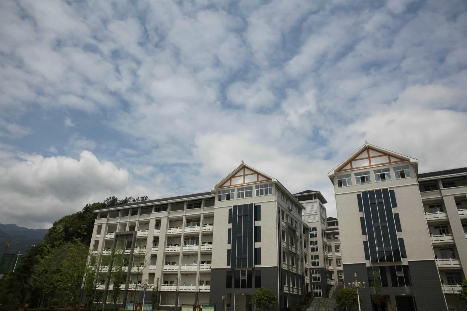 省恩施土家族苗族自治州高级中学 /a>(简称恩施高中)创办于1938年12月