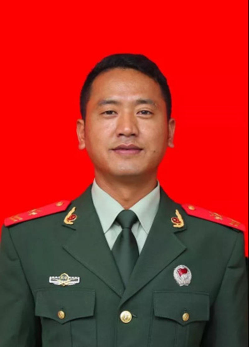 男,藏族,1984年8月出生,2004年12月入伍,四川甘孜州人,武警四级警士长