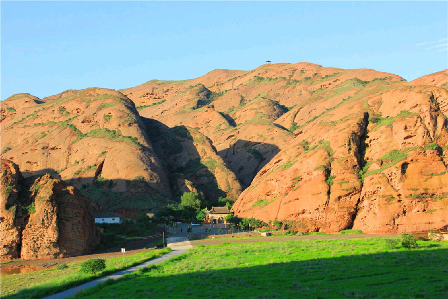  p>寺口子旅游区位于中卫县境内黄河南岸,距中卫县城50公里.