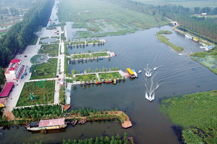 微山湖湿地红荷风景区