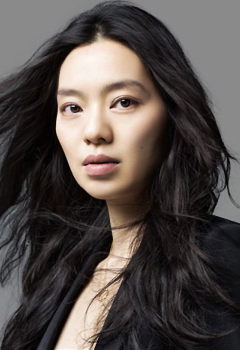 1月19日出生于日本冲绳,原名真喜智智子,以cocko之名开展独立音乐活动