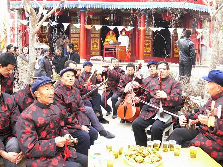  p>秦安小曲,又称"秦安老调",是采用秦安当地方言演唱的古老的传统