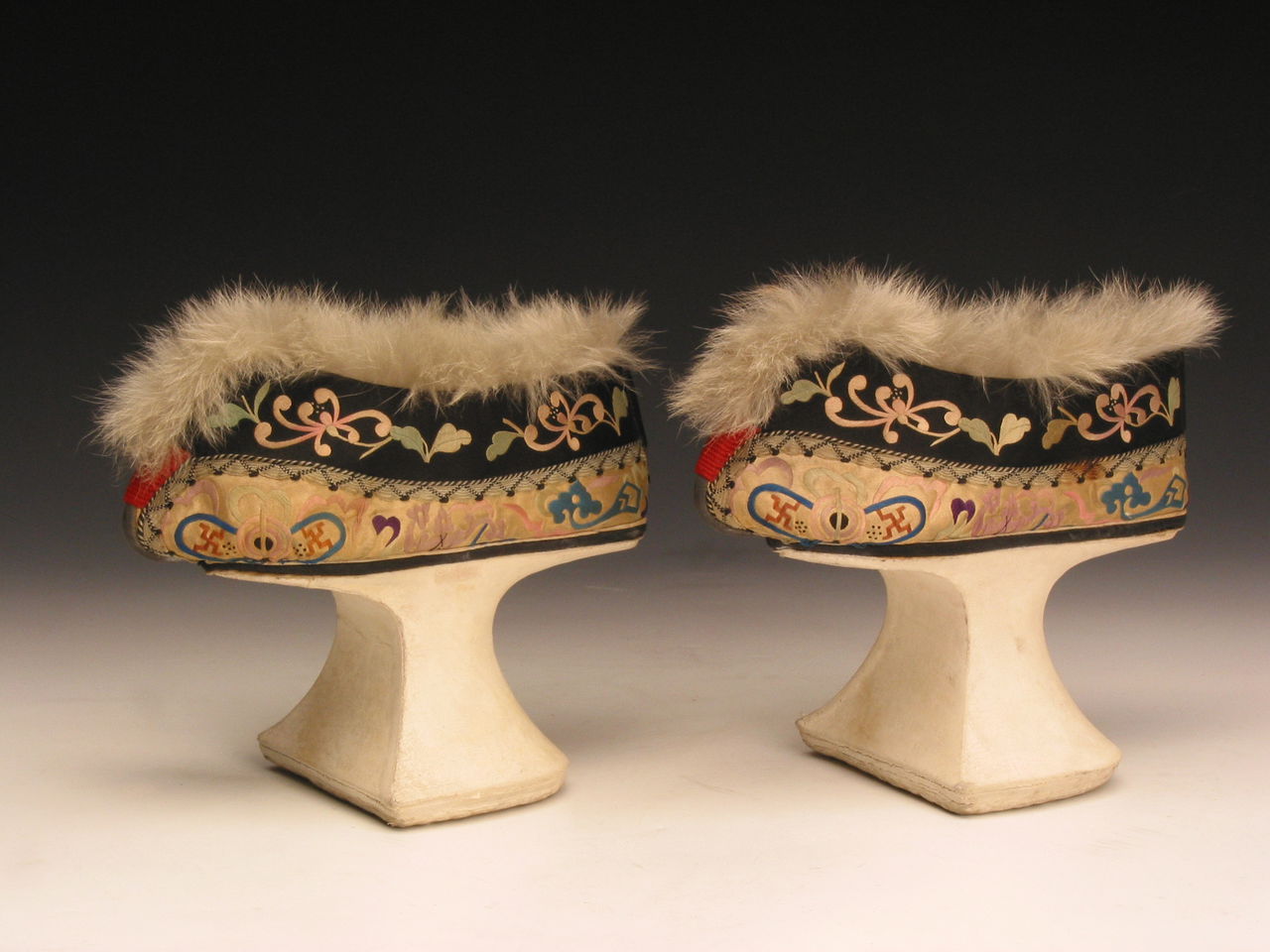 鞋,又称旗鞋,是清朝时 a target="_blank" href="/item/满族/124159"