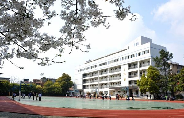 href="/item/文华书院">文华书院 /a>,武汉市第三十三中学)有着悠久的