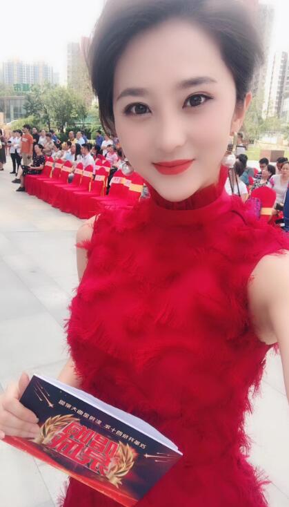  p>阳光,出生于山东济南,济南电视台首席节目主持人,毕业于中国传媒