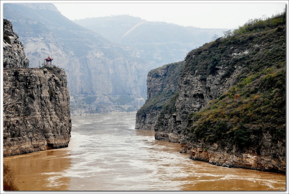  p>黄河龙门是 a href="#" data-lemmaid="5394">黄河 /a>的咽喉,位于