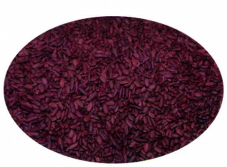 的菌丝体寄生在粳米上而成的红曲米.