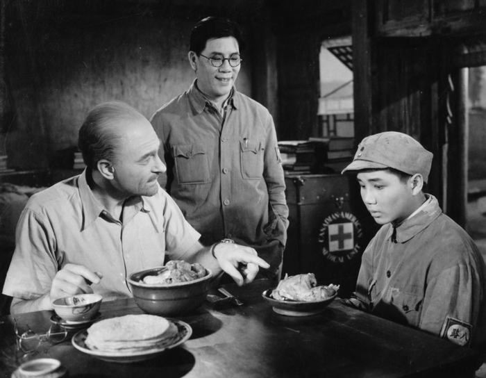  p>《白求恩大夫》是上海电影制片厂,八一电影制片厂联合拍摄的人物