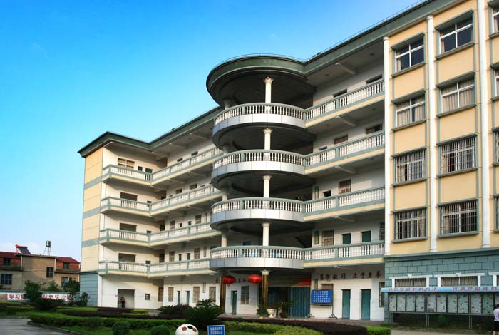  p>玉山县第二中学,简称玉山二中,是江西省重点中学,创建于1978年,原