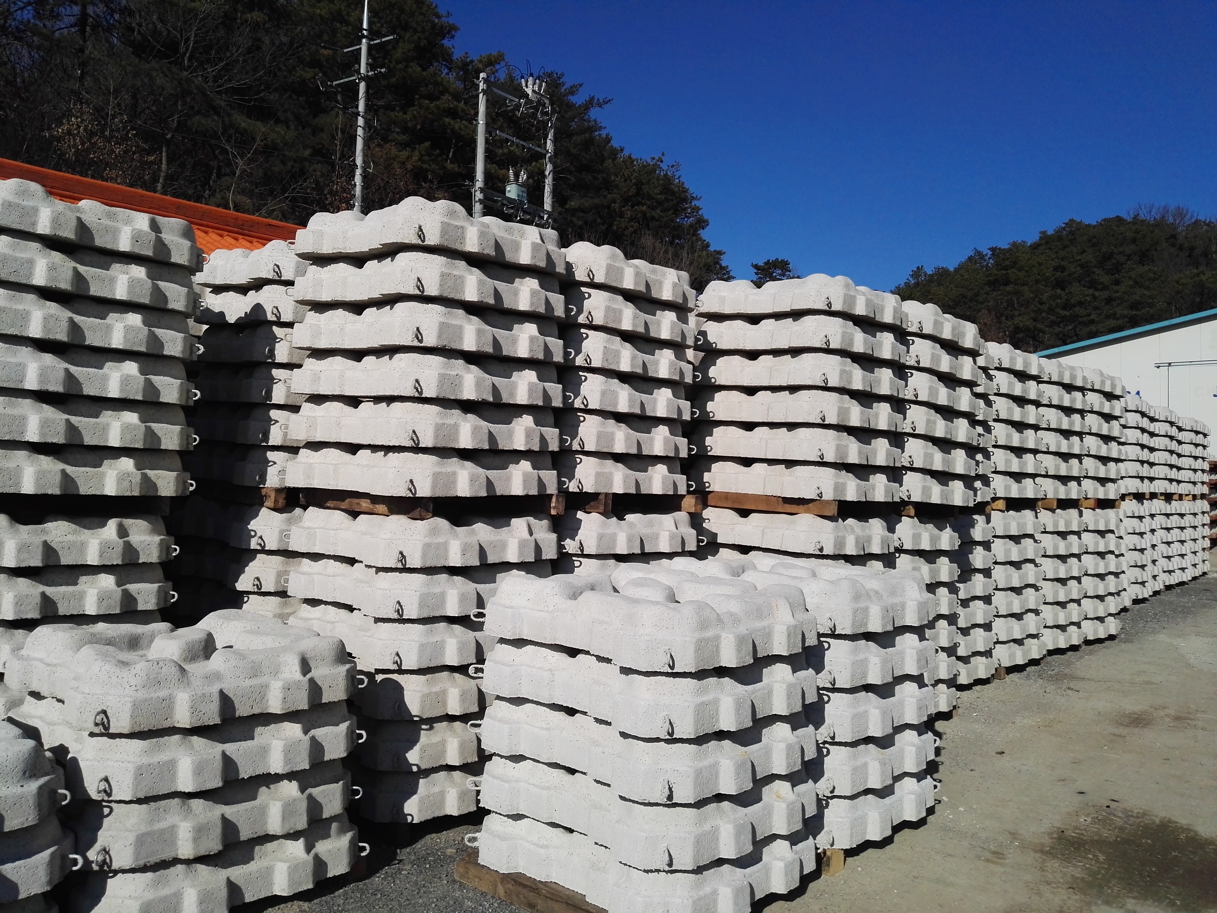  p>护坡砌块,工程名词,即用于河道,湖泊,海岸边等防护用的砌块. /p>