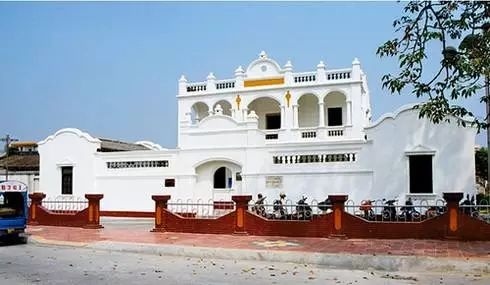  p>彭湃故居坐落在海丰县中风景秀丽的龙津河东面的海城镇桥东社,悠悠