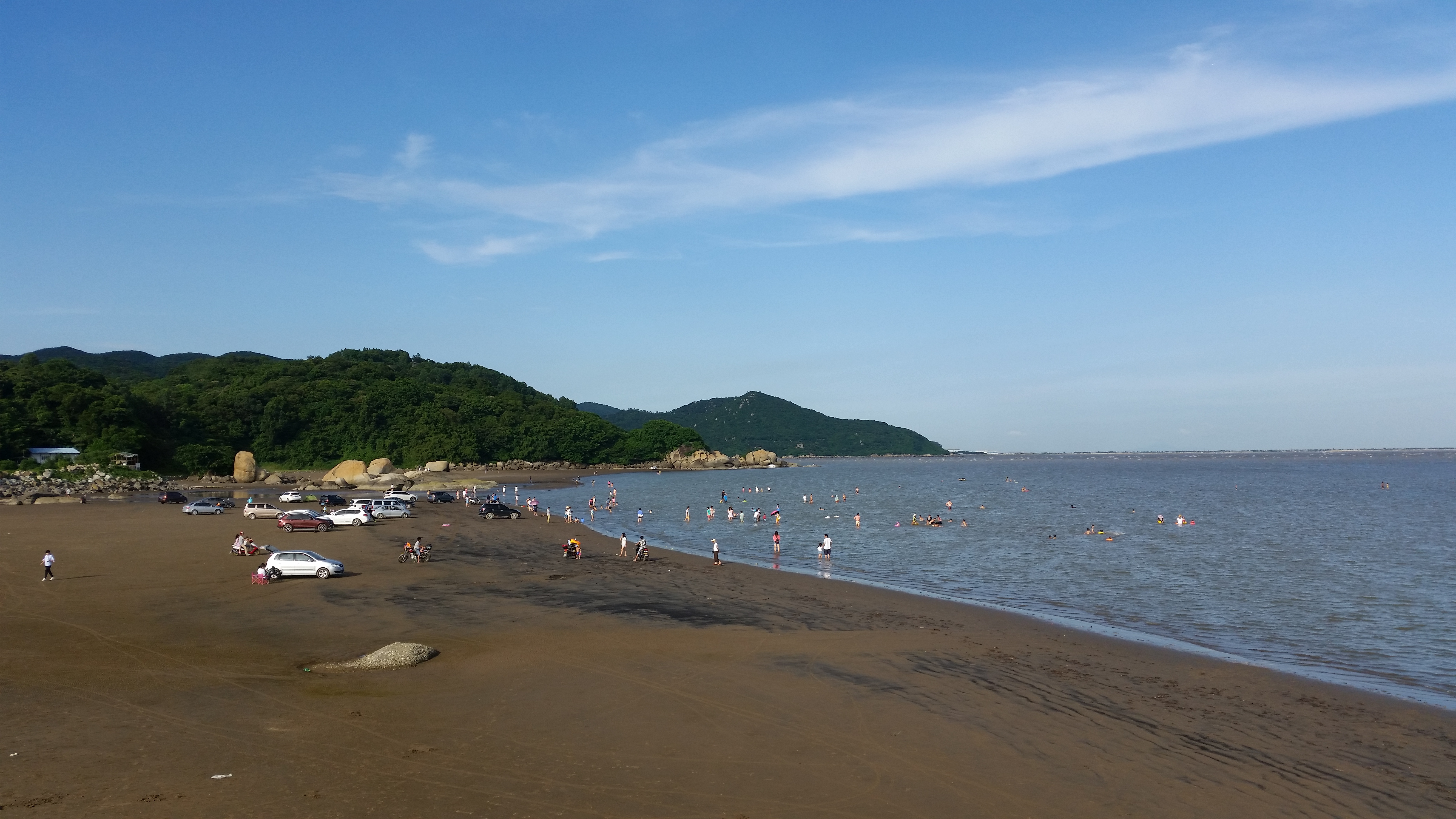 沙滩位于广东省 a target="_blank" href="/item/珠海市金湾区