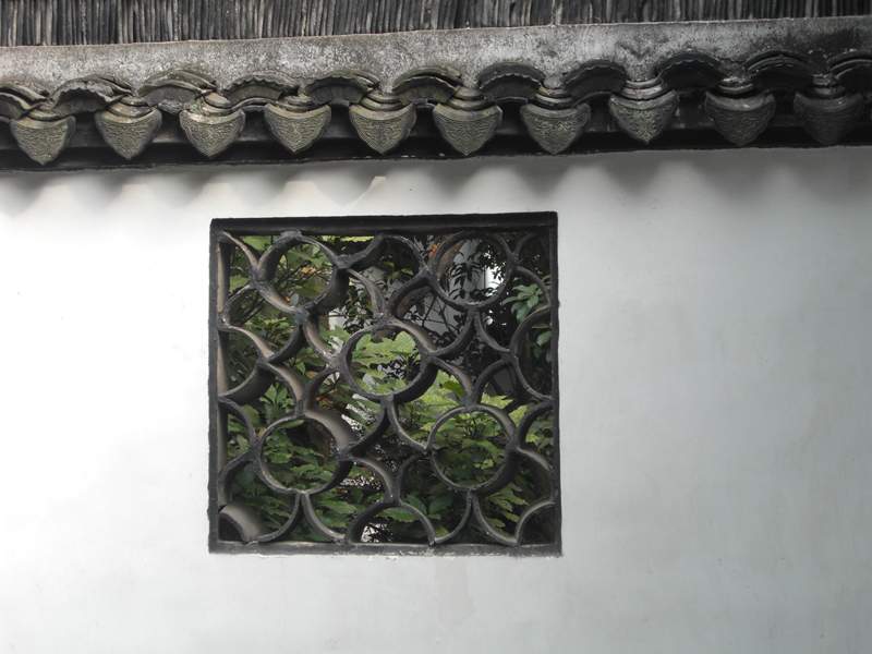 p>青瓦花窗,为建筑中的一种装饰和美化的形式,既