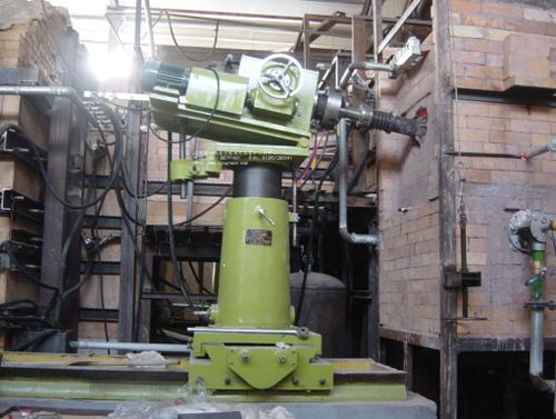 当电流通过时,会产生焦耳热,若热量足够大,则可以用来熔化玻璃,这就是