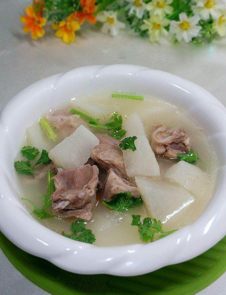  p>羊肉萝卜汤是以羊肉,萝卜,香菜,酱油,绍酒为原料制作的一道 a