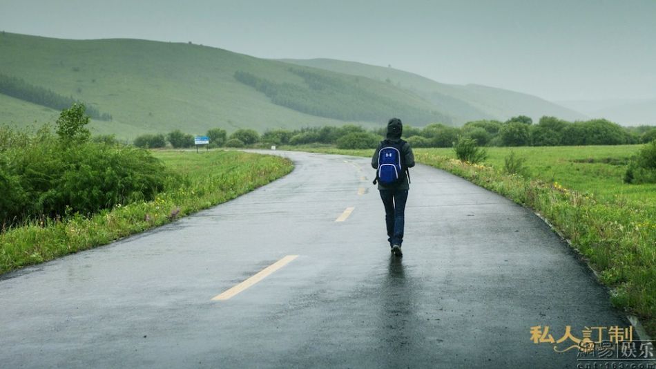 一个人背着包背影图片图片