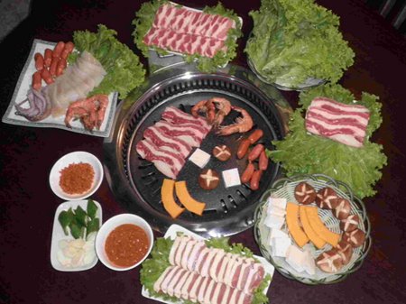  p>韩式烤肉是一道菜品,制作原料主要有正宗韩式烧烤腌料,牛肉,料酒等