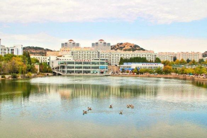  p>青岛大学东校区坐落于青岛石老人 a href="#" data-lemmaid="