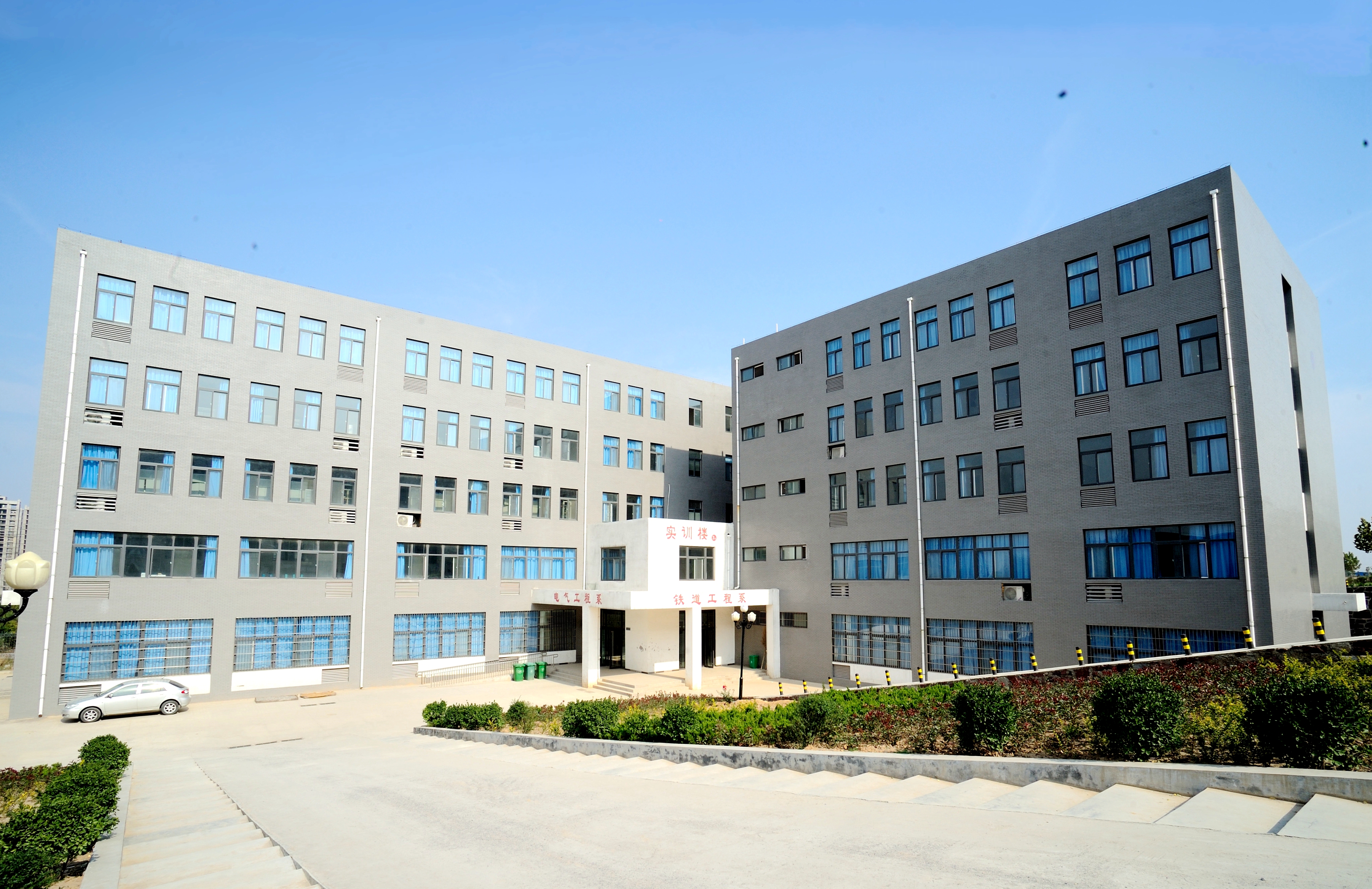 郑州铁路技师学院是中国铁路工程集团有限公司举办的一所以培养