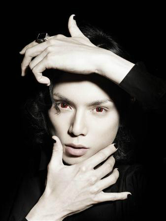  p>水岛宏,本名"齐藤智裕",1984年4月13日出生于日本东京.